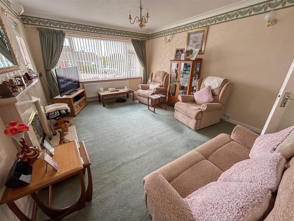 Property photo 2 of 18 Lounge