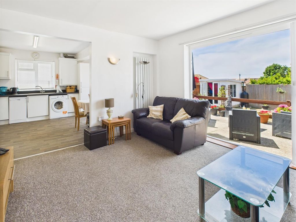 Property photo 3 of 16 Lounge/Kitchen