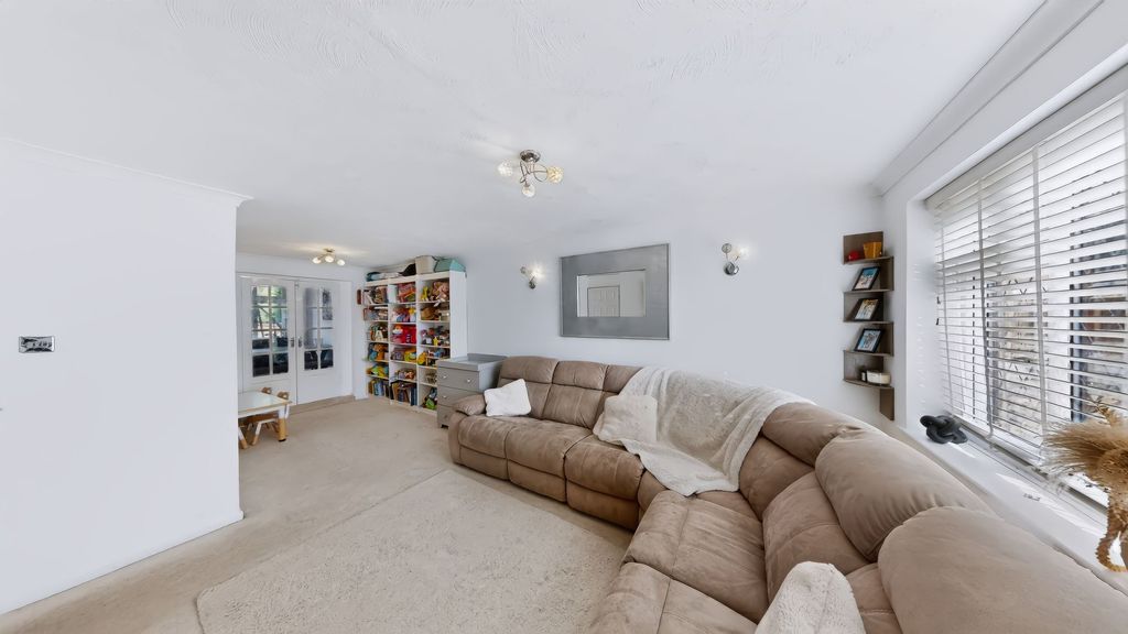 Property photo 2 of 16 Lounge
