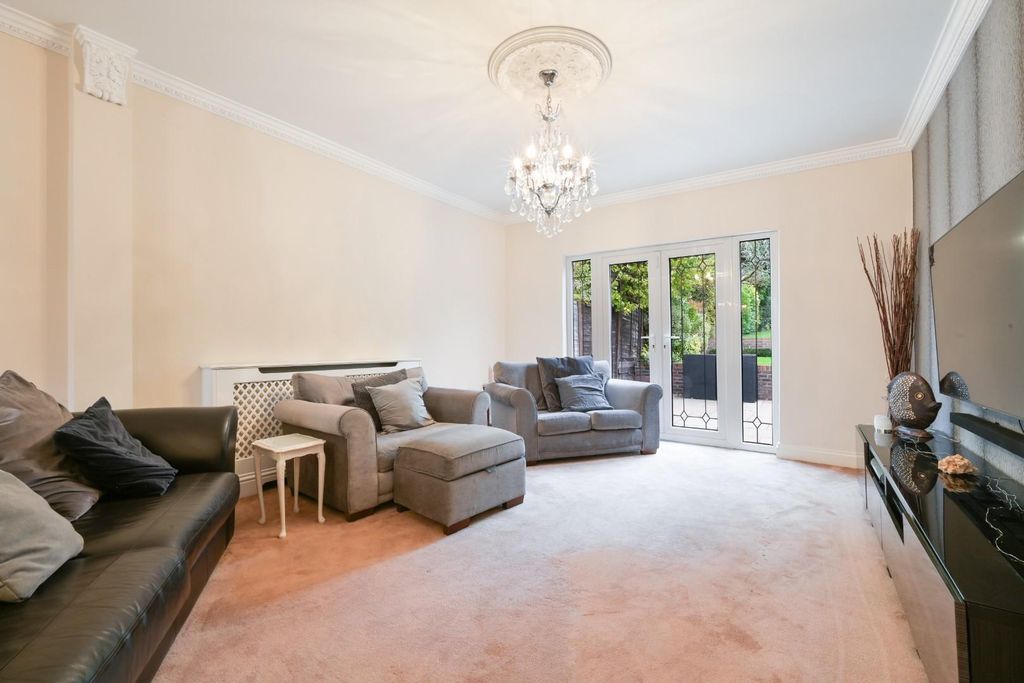 Property photo 2 of 31 Manor Way (16).Jpg