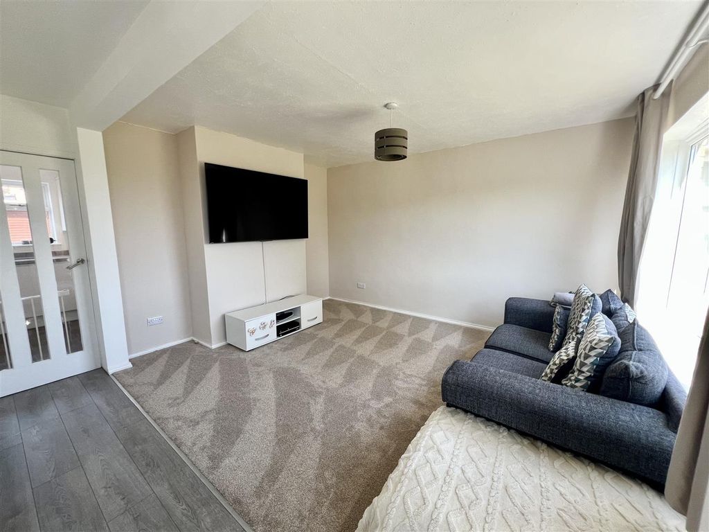 Property photo 3 of 10 Living Room
