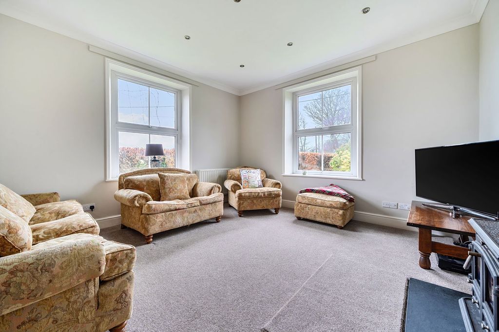 Property photo 2 of 25