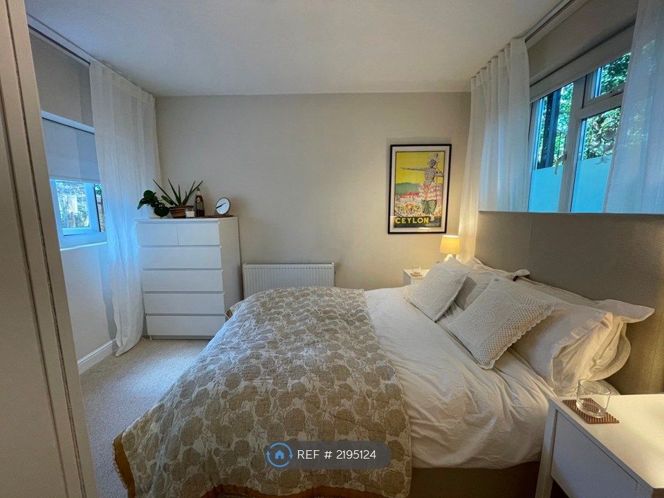 Property photo 2 of 11 Main Bedroom