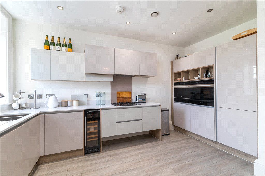 Property photo 3 of 17 Kitchen