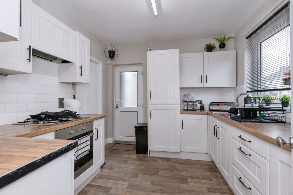 Property photo 3 of 18 Kitchen