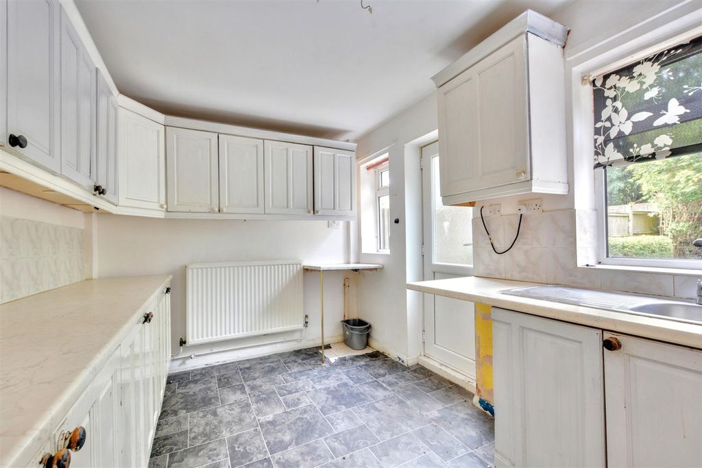 Property photo 2 of 16 Kitchen (1).Jpeg