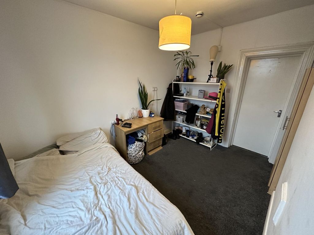 Property photo 3 of 9 Comfortable Bedroom With Desk And Ample Storage...