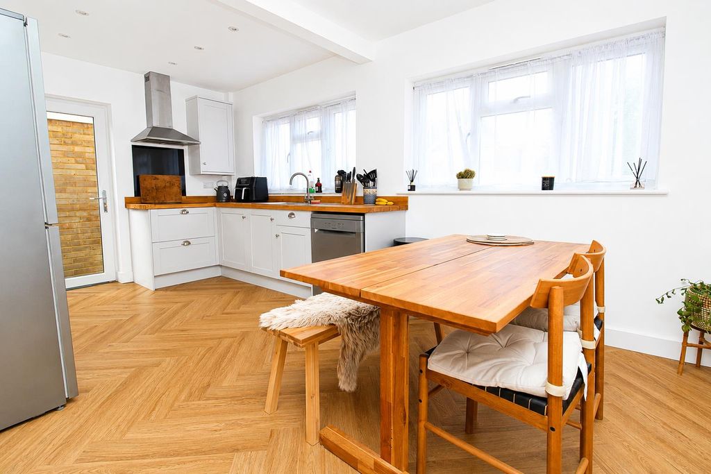 Property photo 2 of 15 Modern Fitted Kitchen/Dining Room