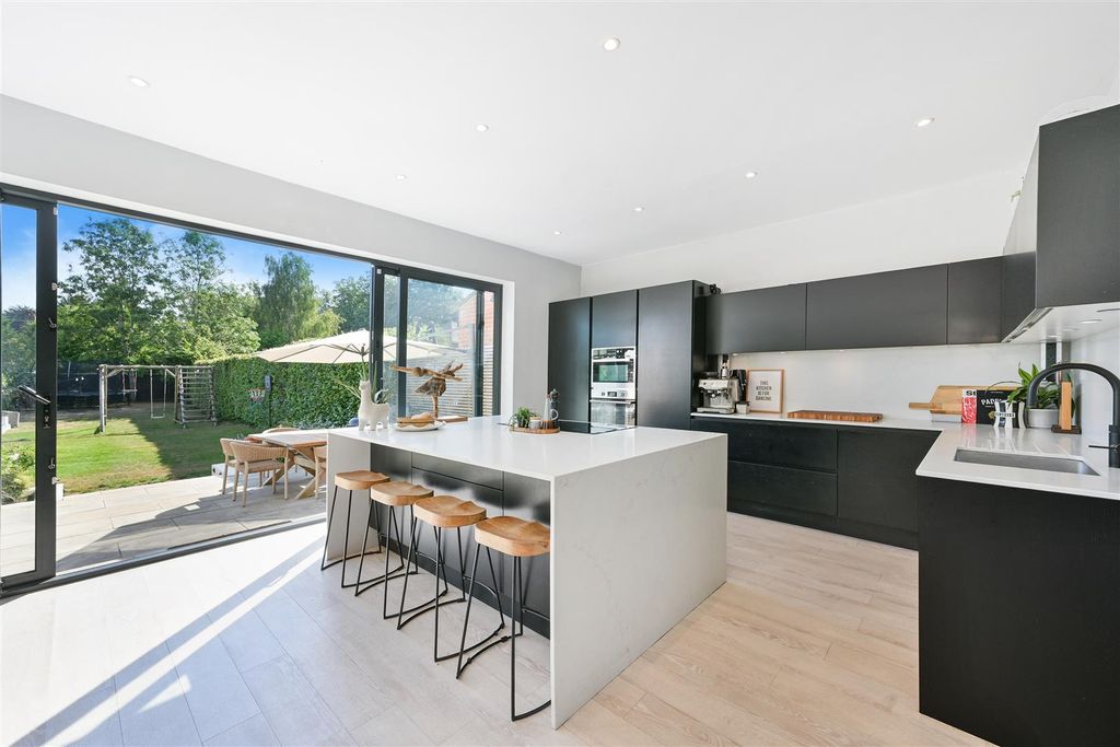 Property photo 3 of 32 Banstead Road, 5 (14).Jpg