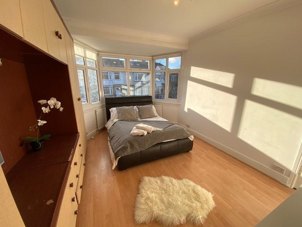 Property photo 2 of 14 Room 4- £775 Available 25/09/2025