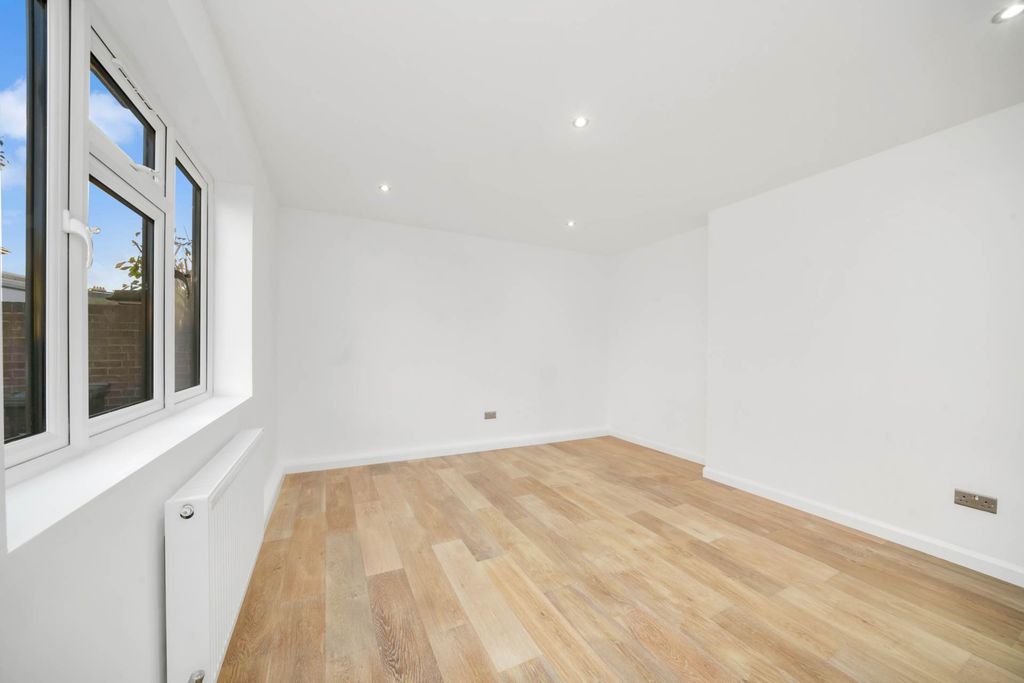 Property photo 3 of 25