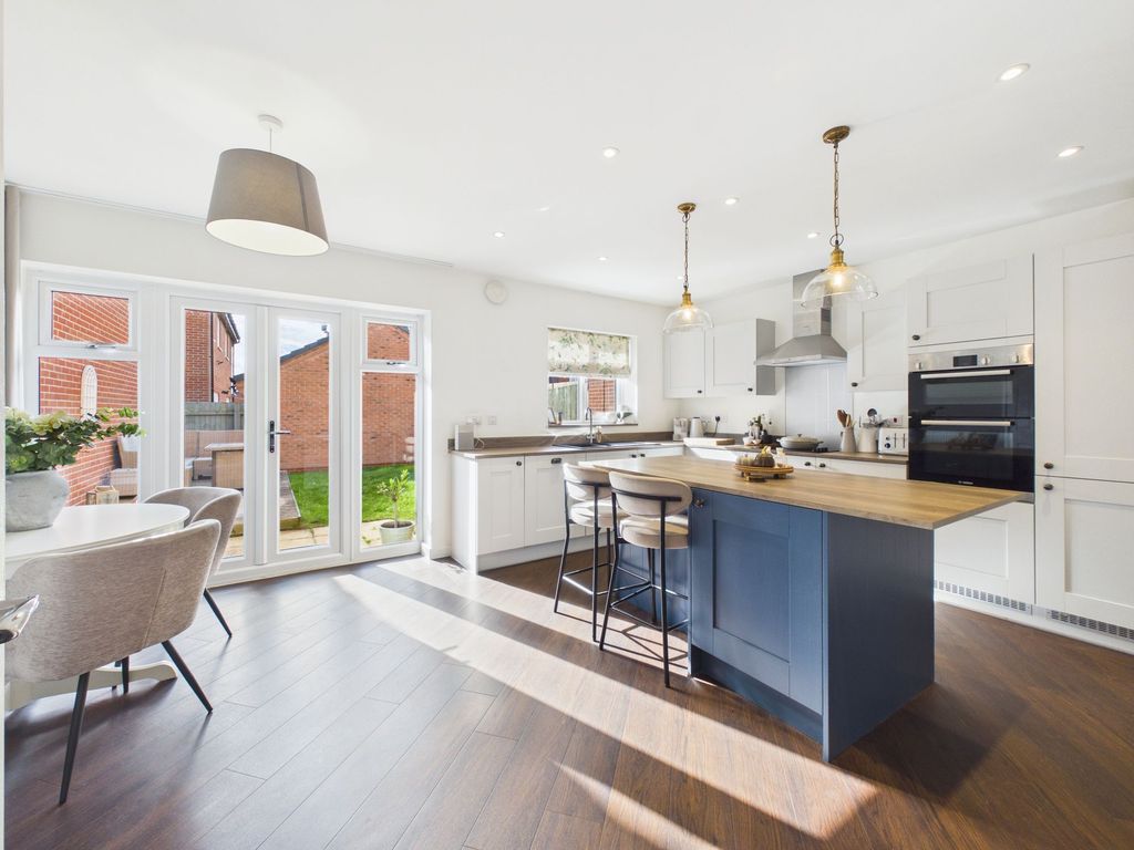 Property photo 2 of 21 Dining Kitchen