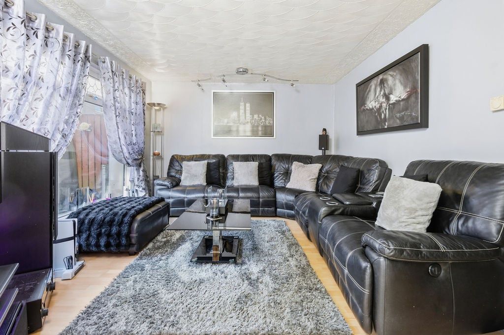 Property photo 2 of 23