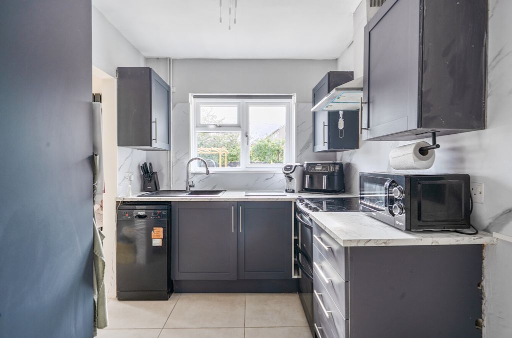 Property photo 3 of 12 15107457