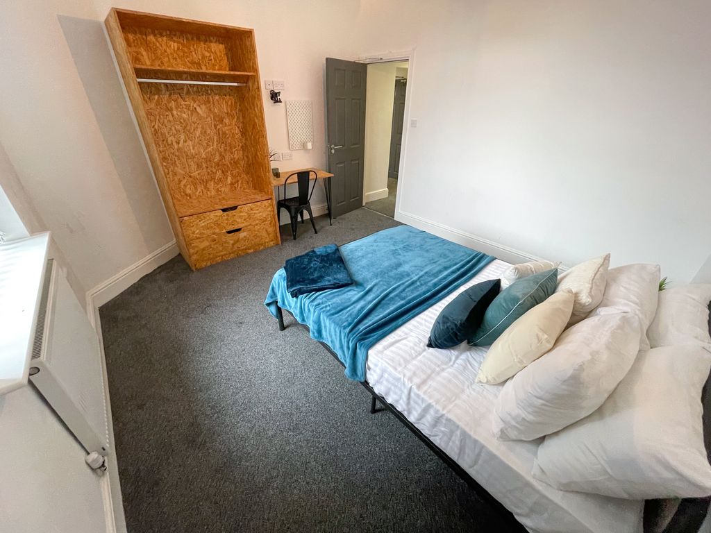 Property photo 3 of 8 3, 1A Holmes4