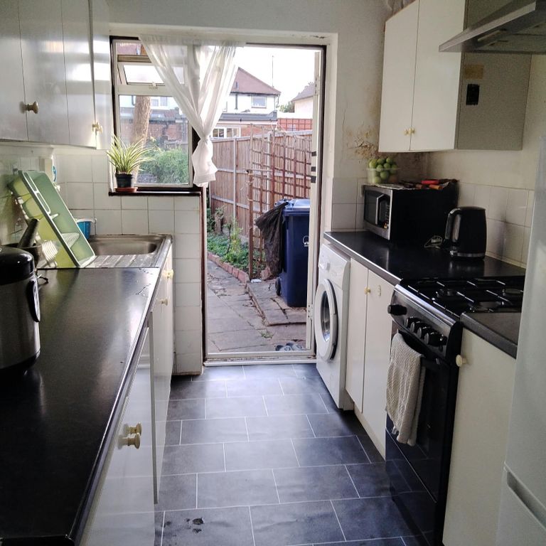 Property photo 3 of 10 3 Lyndhurst Rd Kitchen