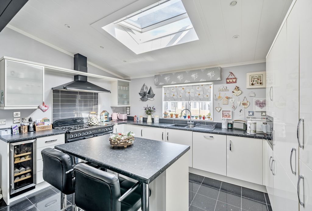 Property photo 1 of 24 1332193-18-688A67...