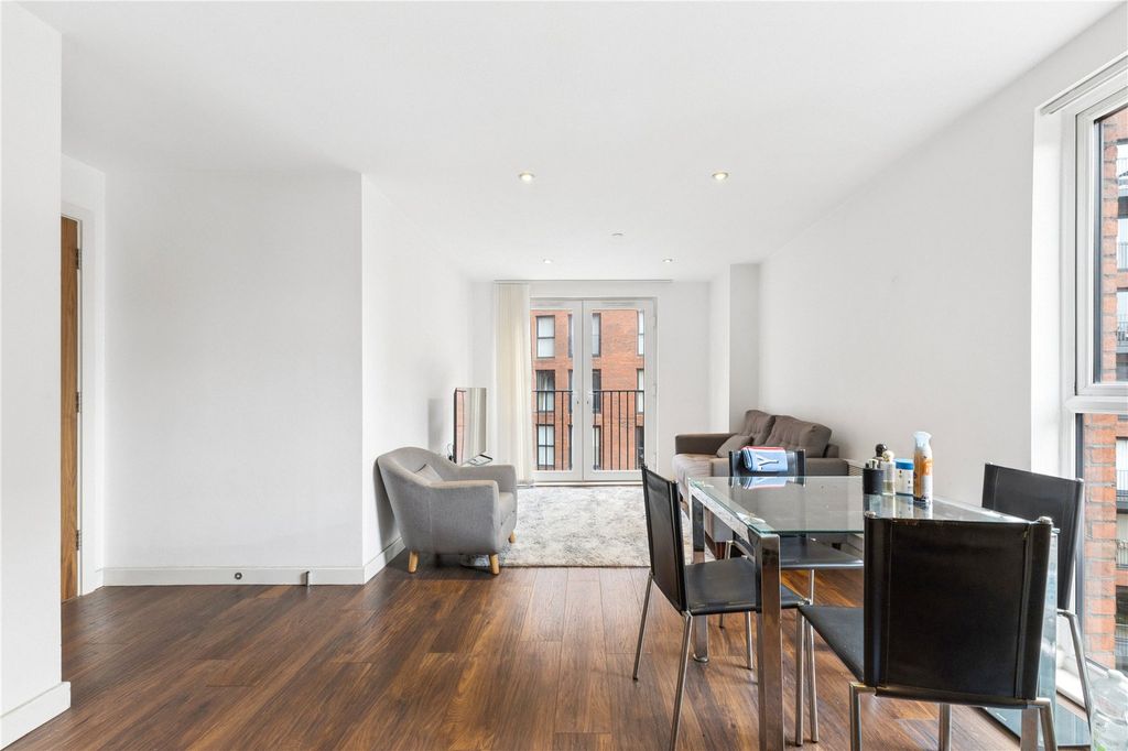 Property photo 3 of 11 Lounge