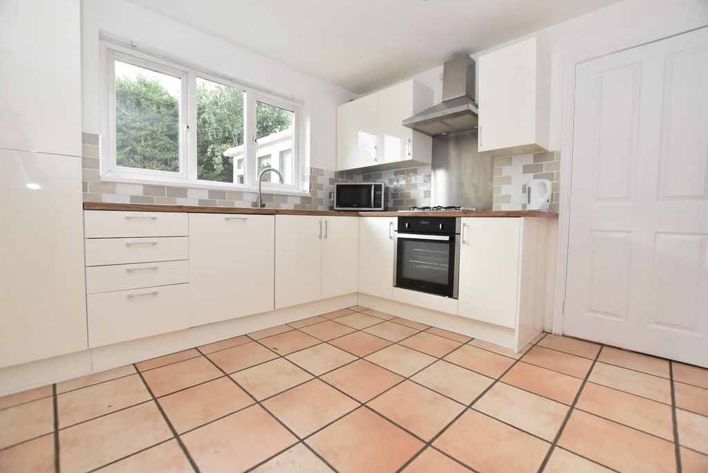 Property photo 3 of 17 Kitchen (2).Jpg
