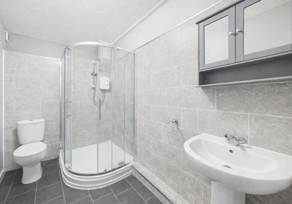 Property photo 3 of 6 5Ea5F958-2815-482B-85d3-40221B2c12c5