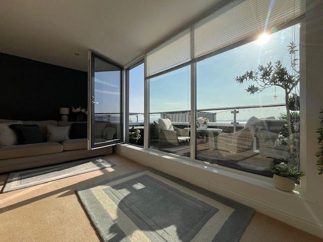 Property photo 2 of 12 Lounge