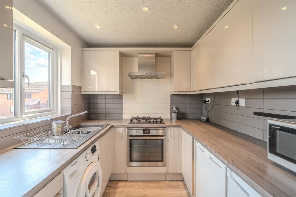 Property photo 3 of 14 58 Open Hearth Close-4.Jpg