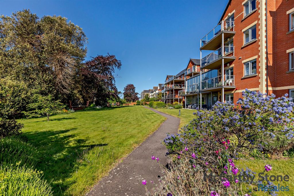 Property photo 1 of 22 Communal Gardens