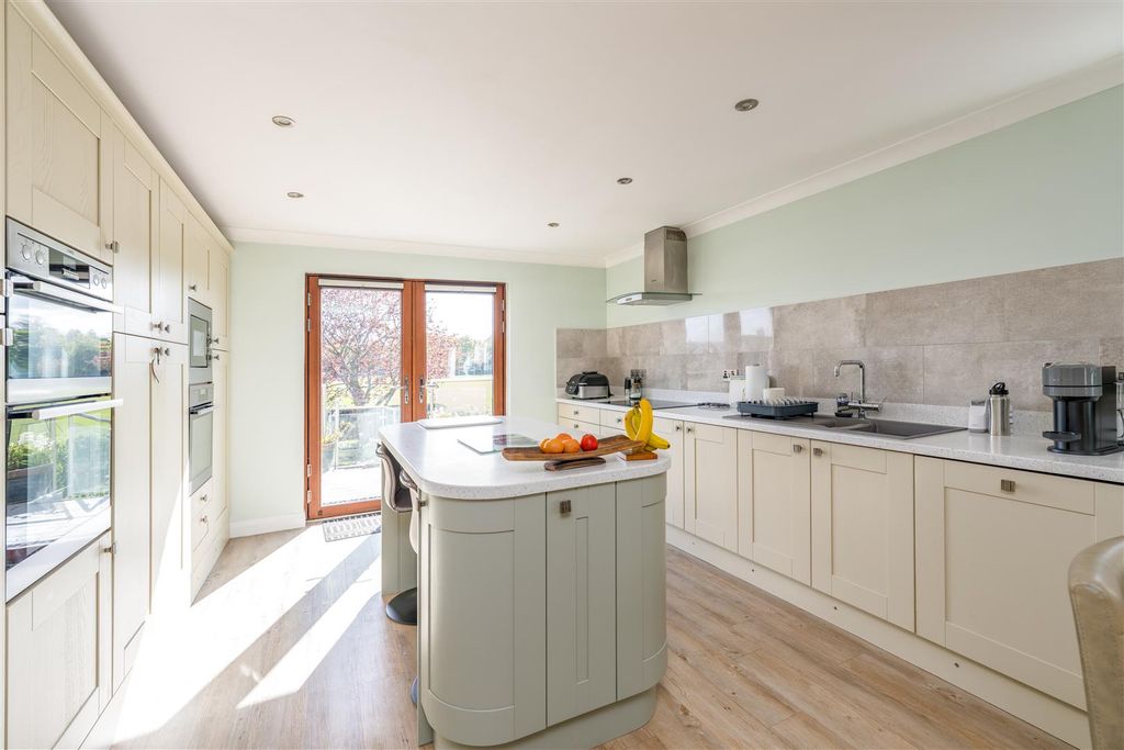 Property photo 3 of 43 Parkdale_Croft_Road_Kelso-11.Jpg