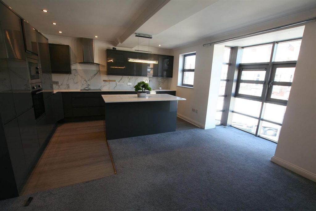 Property photo 2 of 11 Friarst,67Kitdiner.Jpg