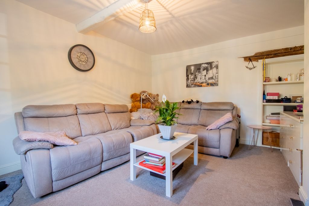 Property photo 3 of 15 Lounge