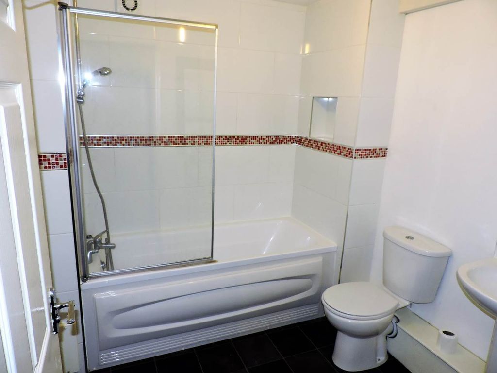 Property photo 3 of 10 Bathroom