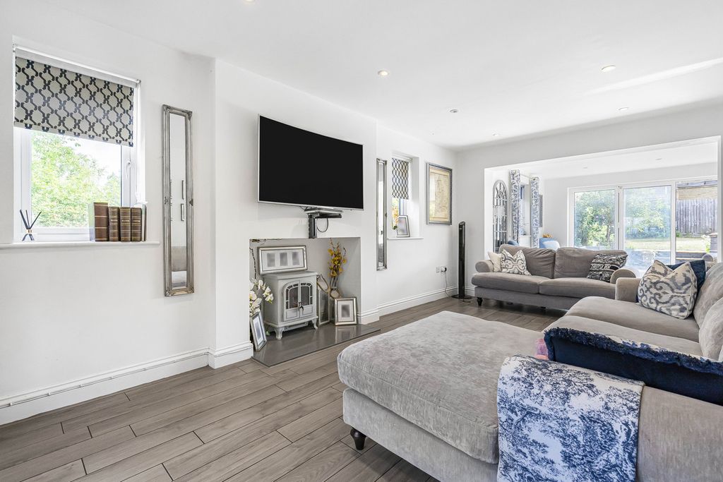 Property photo 2 of 27