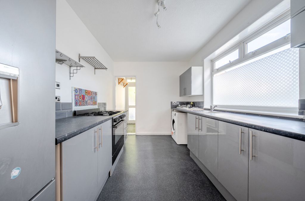 Property photo 2 of 16 1481582-4-6A34214...