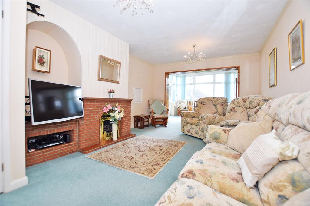 Property photo 2 of 12 Lounge