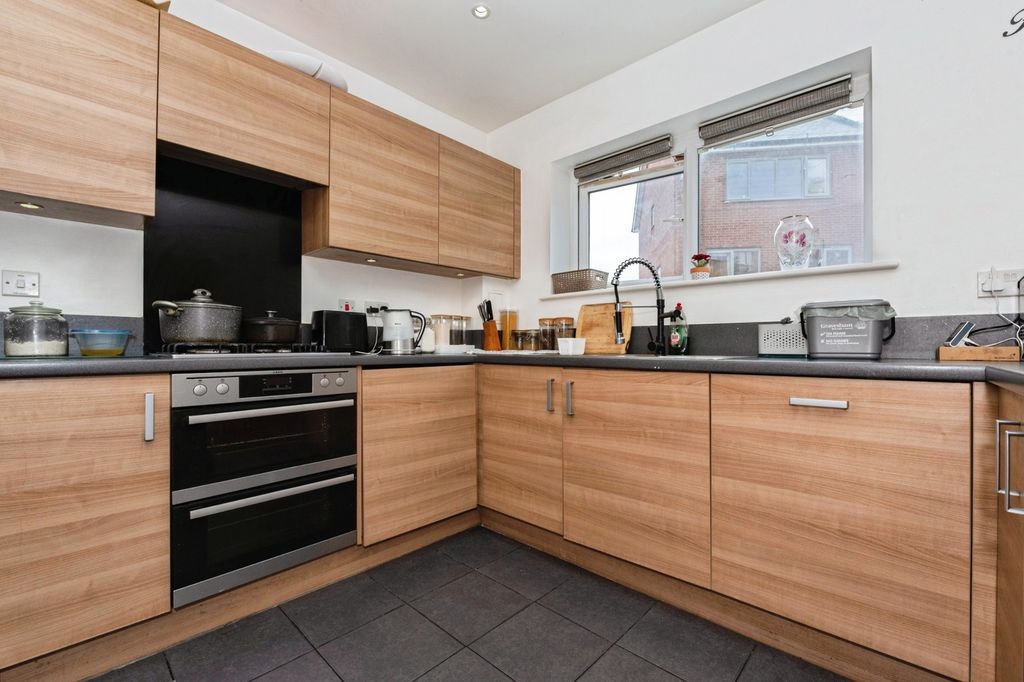Property photo 3 of 27 Kitchen