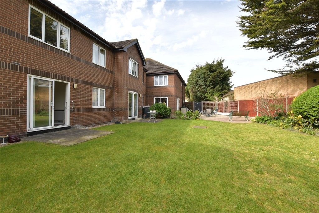 Property photo 1 of 11 Communal Gardens