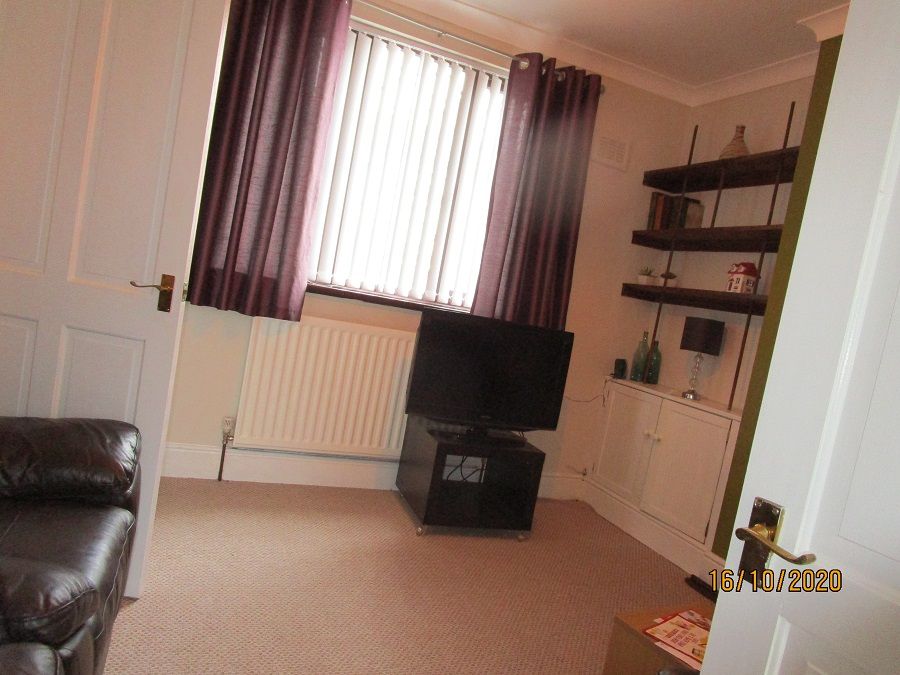 Property photo 2 of 8 Spacious Lounge