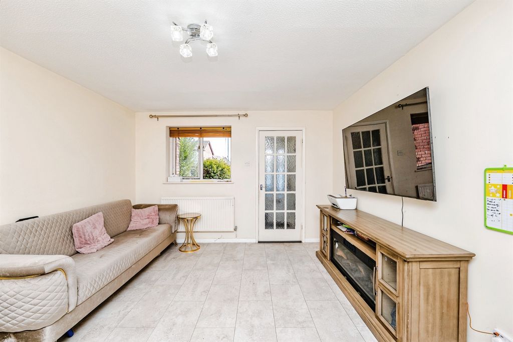 Property photo 2 of 25