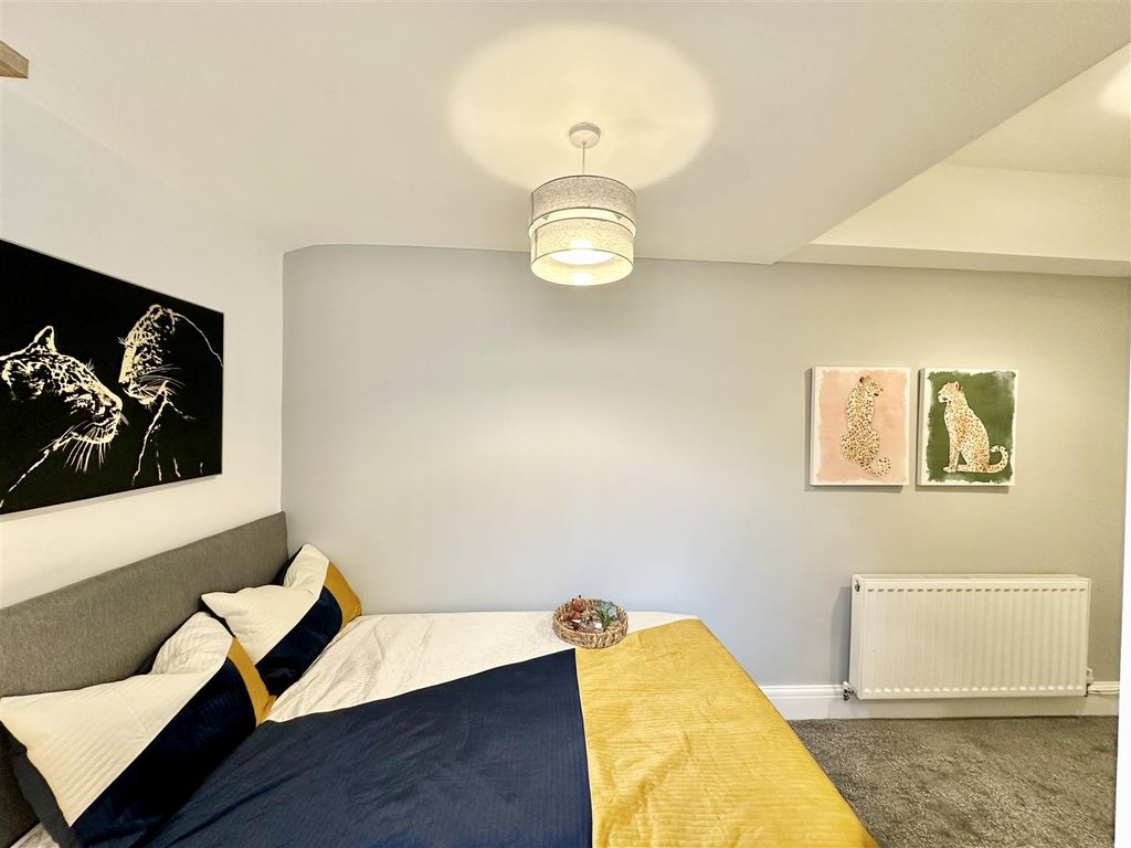 Property photo 3 of 9 Room 2