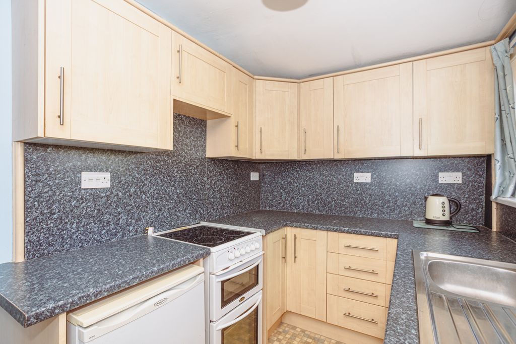 Property photo 3 of 17 Kitchen