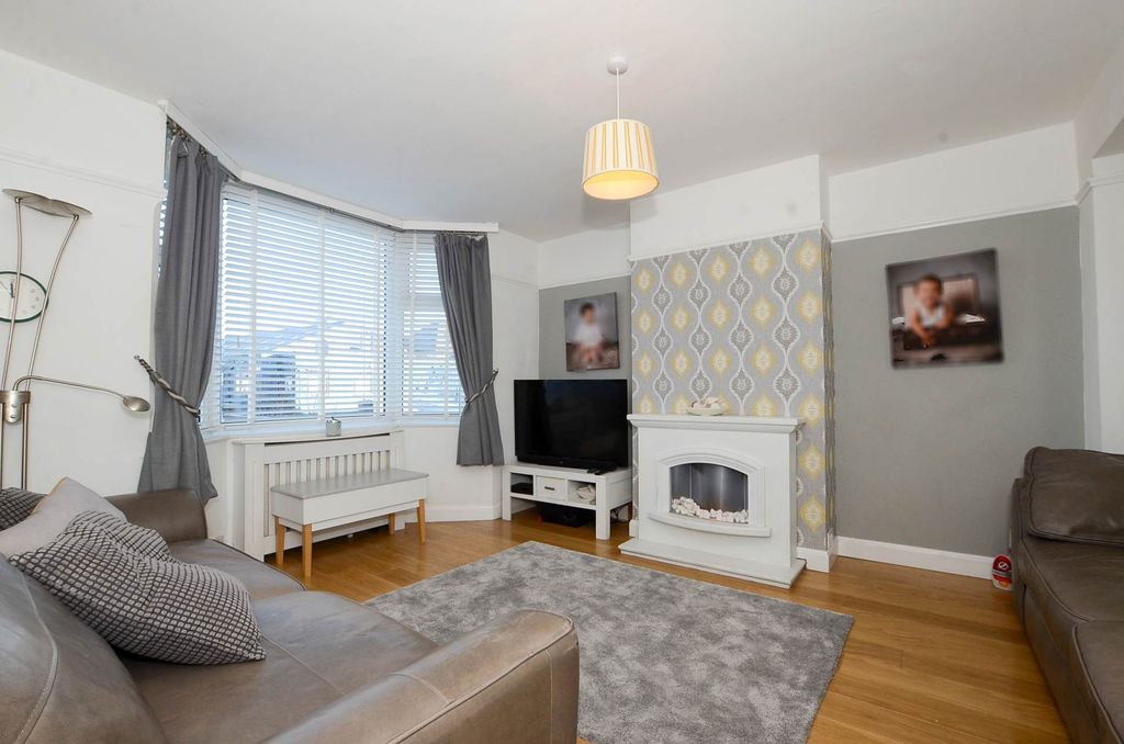 Property photo 2 of 23