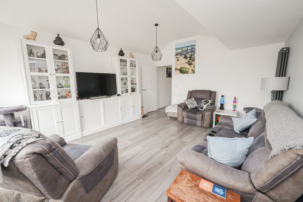 Property photo 2 of 22 4193991