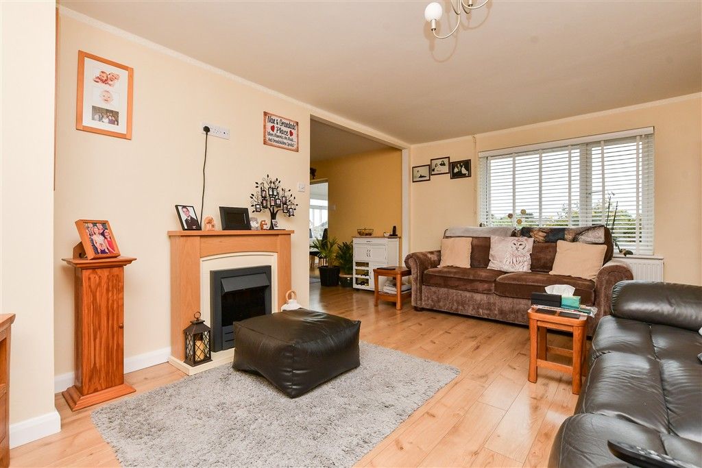 Property photo 3 of 13 Lounge