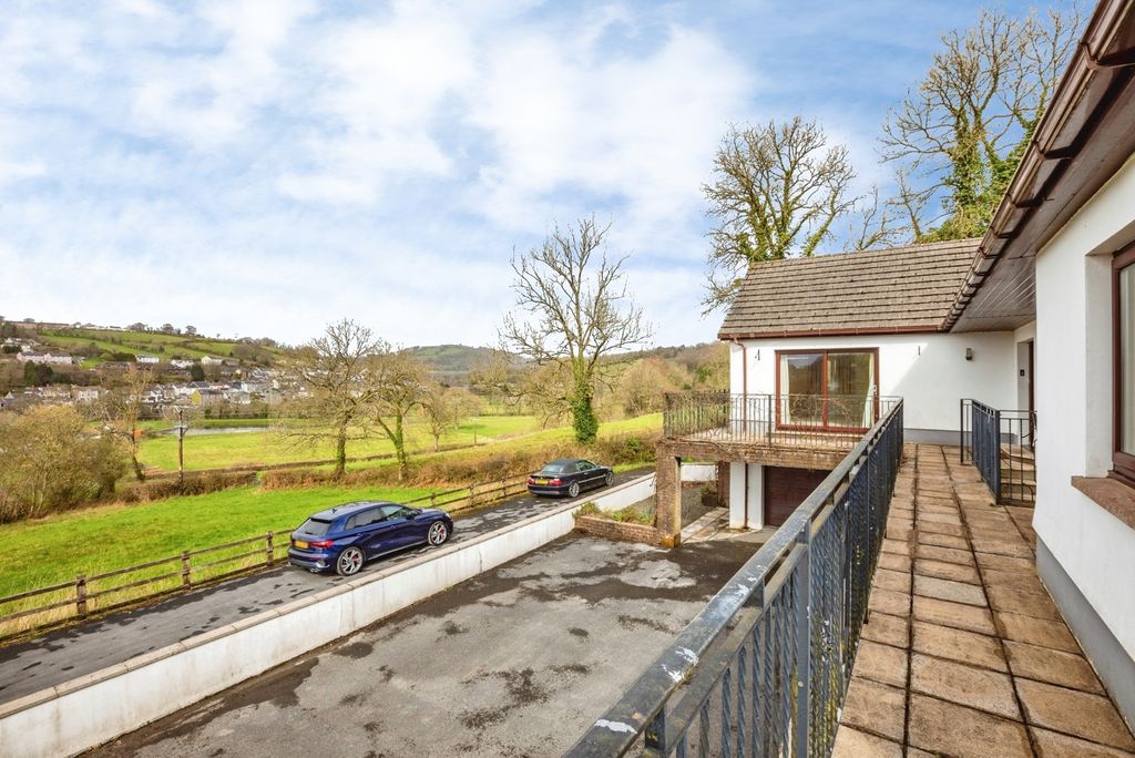 Property photo 2 of 43 Pbox-Img.Jpg