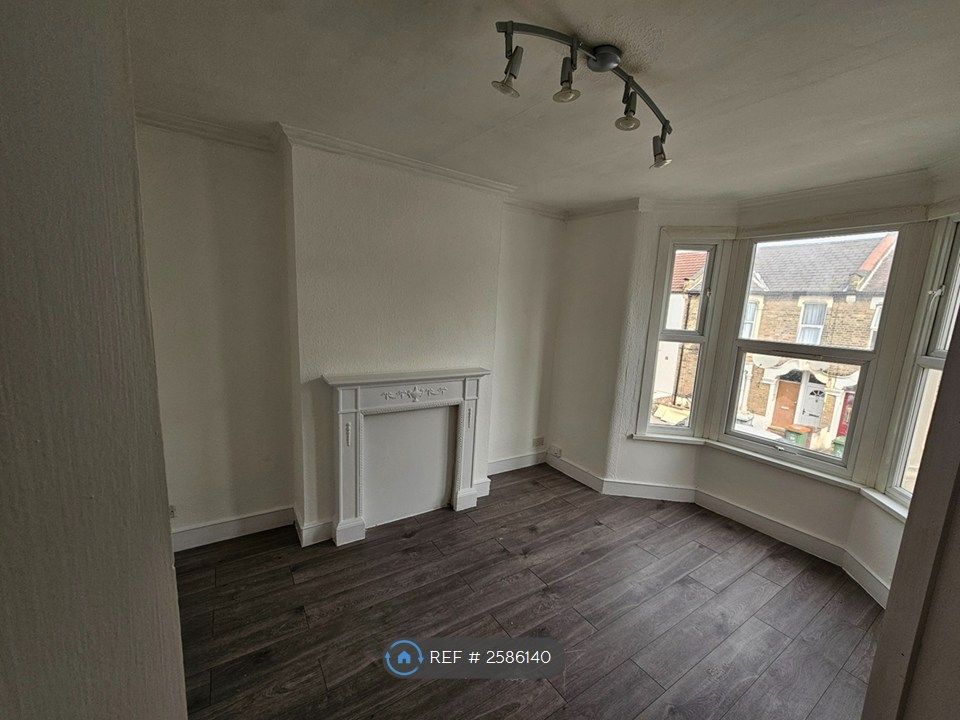 Property photo 3 of 9 Main Bedroom