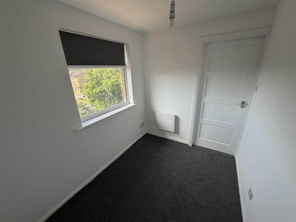 Property photo 2 of 8 Bed 1