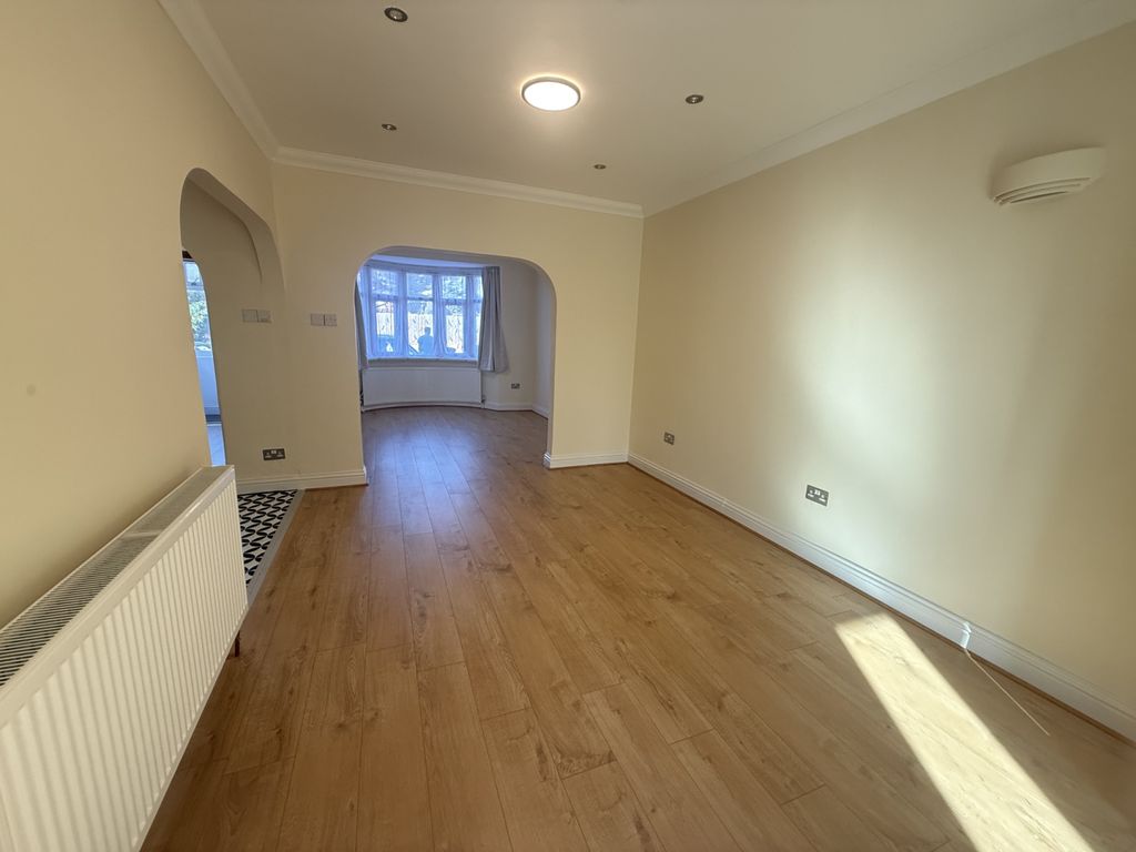 Property photo 3 of 9 Img 9076