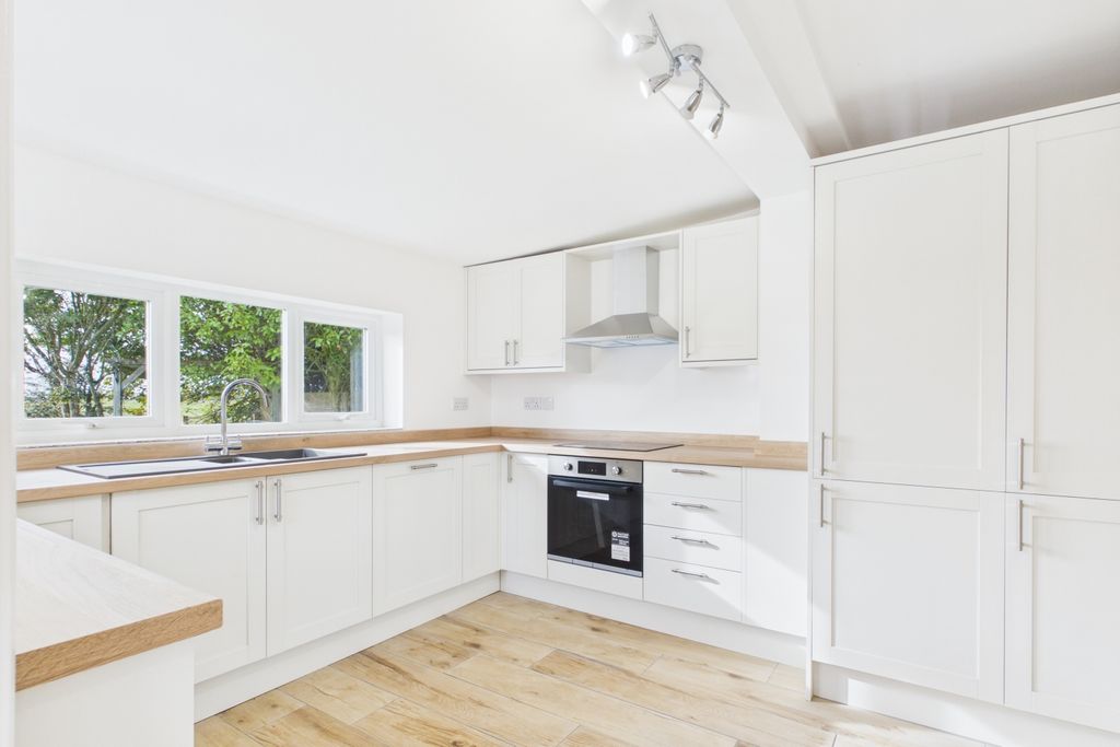Property photo 3 of 22 Ewemove Spalding - Wignals Gate - Kitchen
