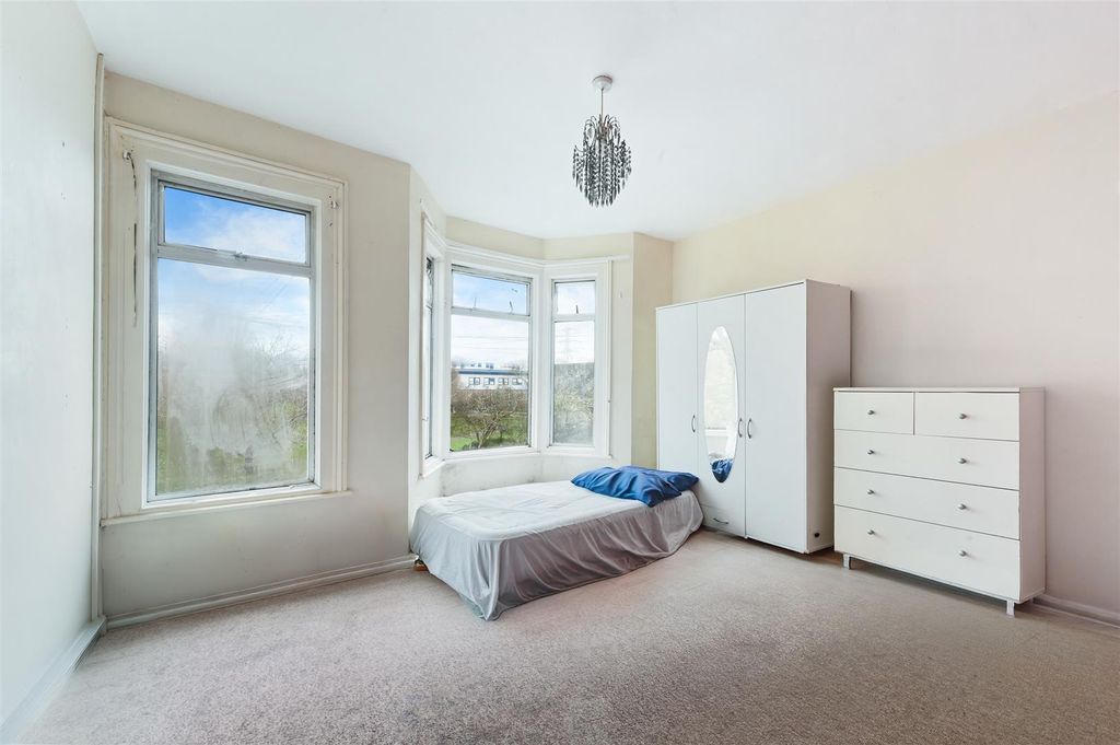 Property photo 3 of 10 Bedroom