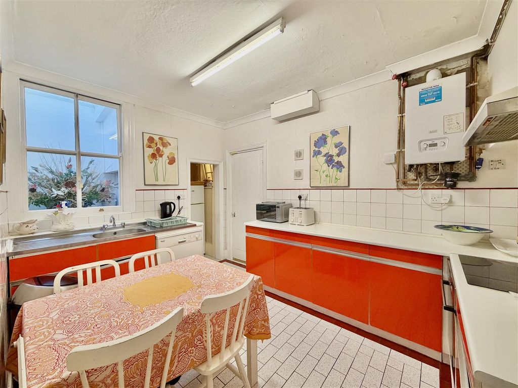 Property photo 3 of 11 Kitchen